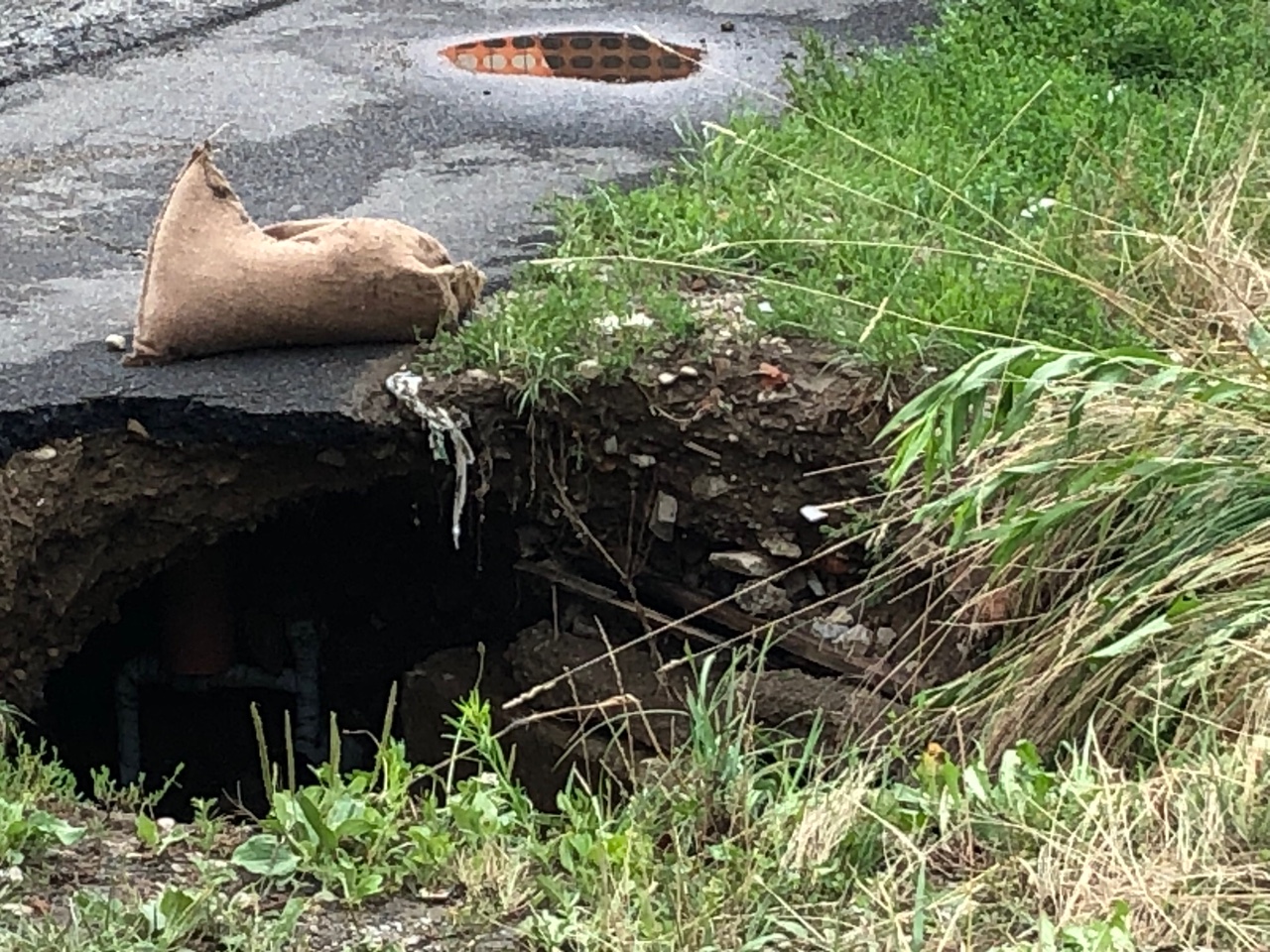 Maltempo, strada chiusa per il rischio creato dall’apertura di una voragine
