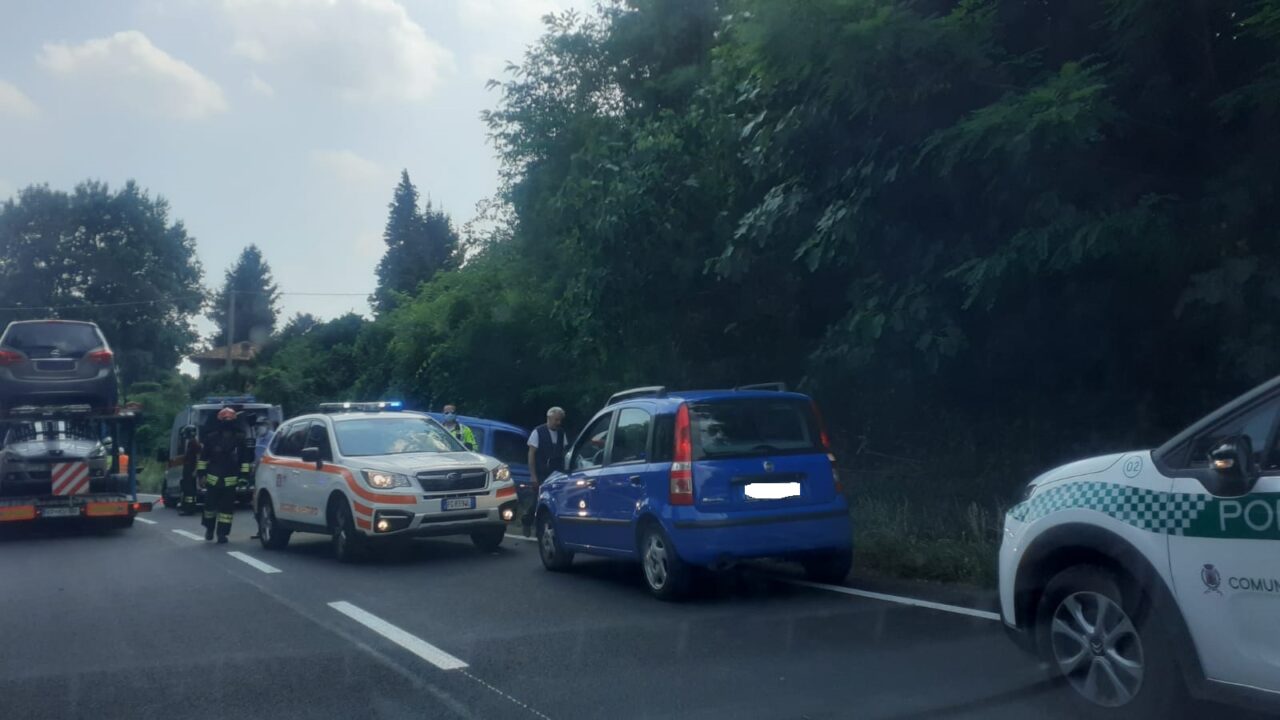 Incidente a Inverigo: finisce fuori strada col furgoncino