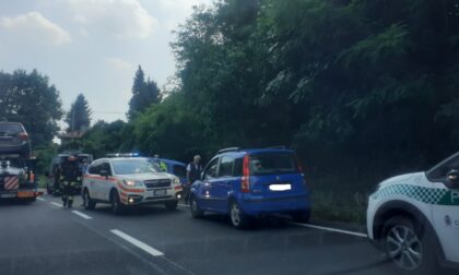 Incidente a Inverigo: finisce fuori strada col furgoncino