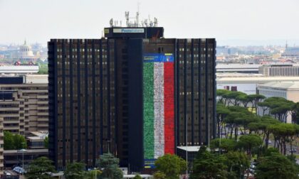 Maxi bandiera di Poste Italiane per tifare Italia: presenti anche tre dipendenti comaschi