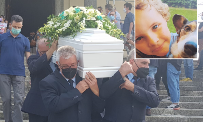 L’ultimo saluto al piccolo Andrea, morto al Sant’Anna durante un’operazione