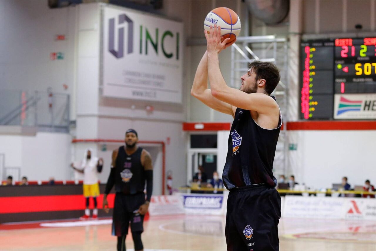 Stefanelli entra nella famiglia della Pallacanestro Cantù: “Cantù piazza storica, onorato di far parte del club”