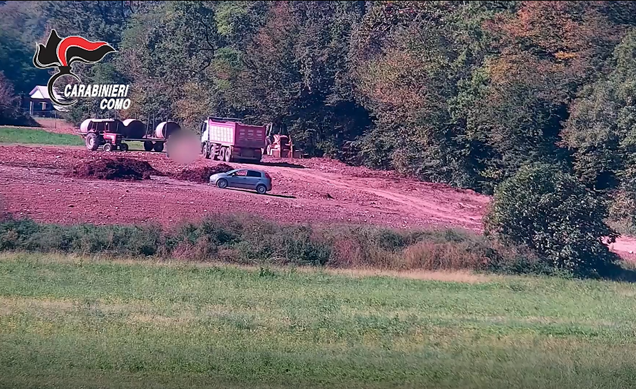 Sversano rifiuti in un’area agricola: sei misure cautelari, coinvolto anche un ex dirigente del Comune di Senna Comasco