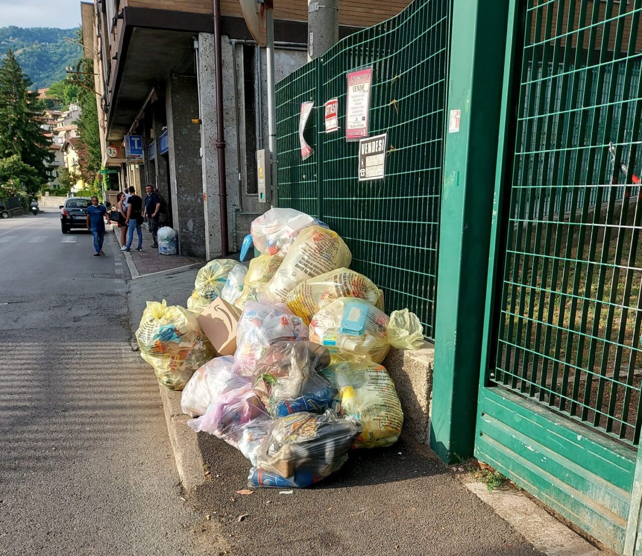 La spazzatura invade i marciapiedi e a Ponte Chiasso le persone sono costrette a camminare in strada