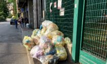 La spazzatura invade i marciapiedi e a Ponte Chiasso le persone sono costrette a camminare in strada