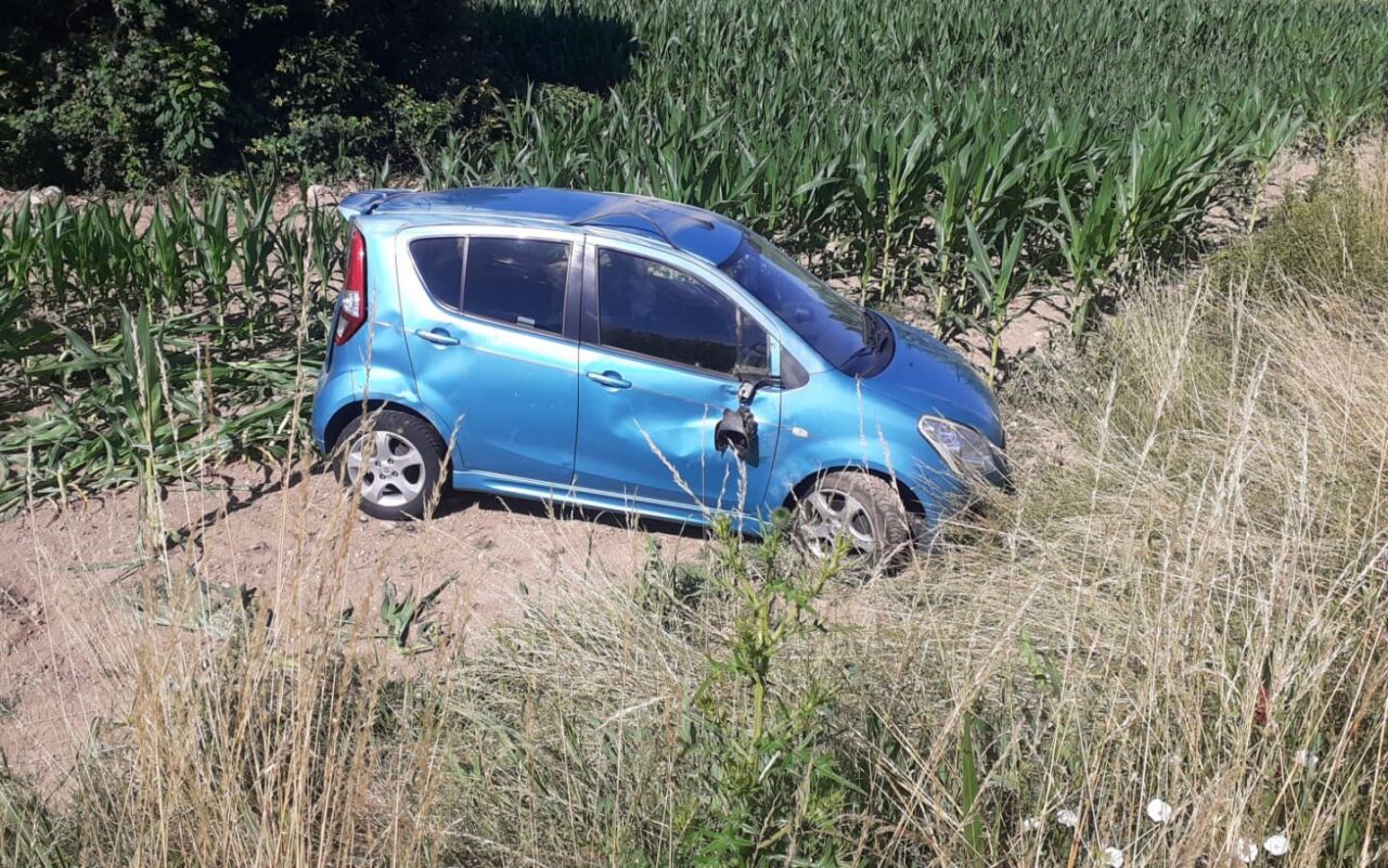 Incidente a Orsenigo si ribalta con l’auto e finisce nella rivetta