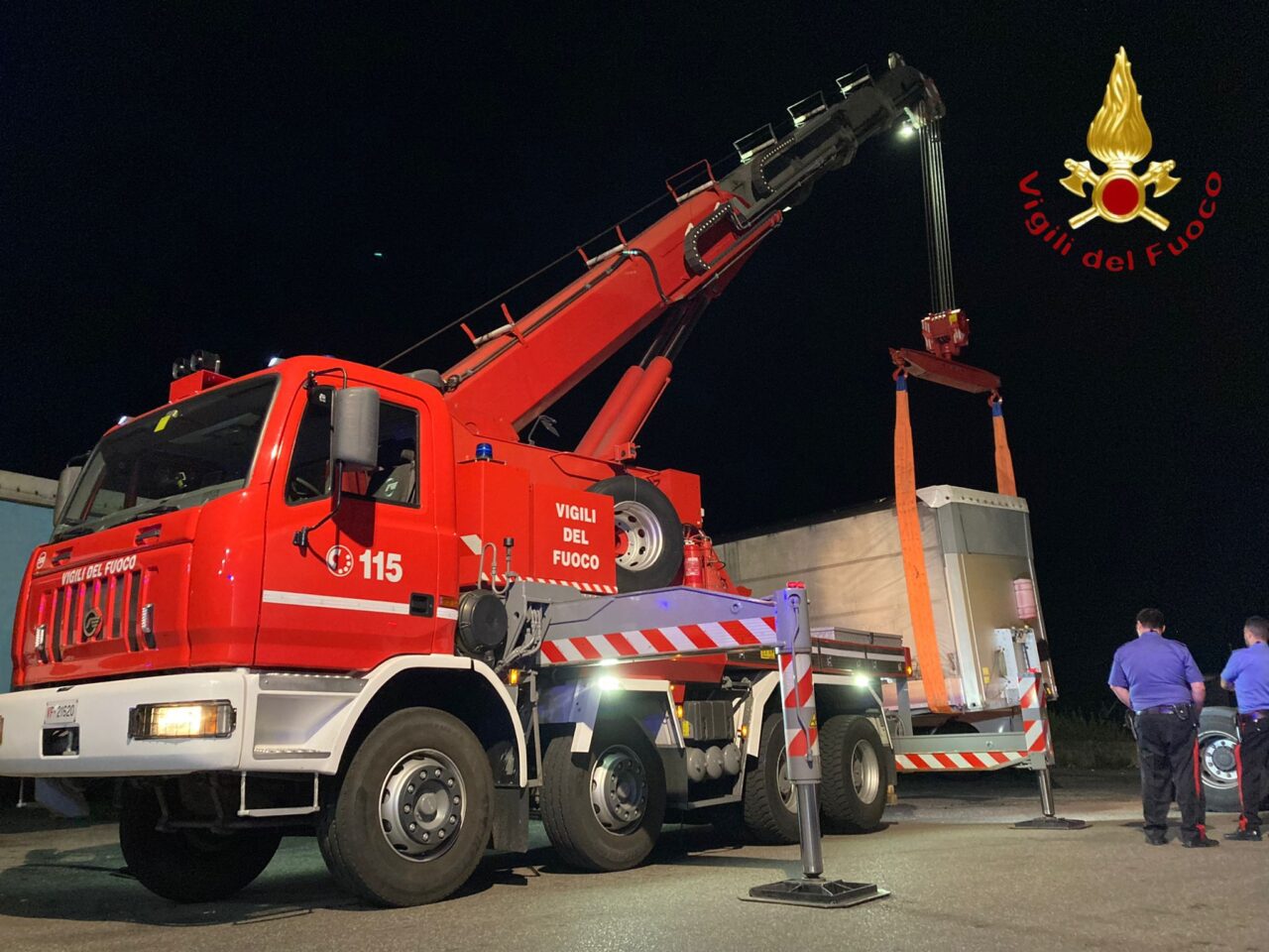 Si sgancia la motrice di un tir e cade il semirimorchio