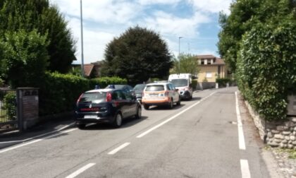 Cade dal primo piano della sua casa a Cucciago: paura per una donna