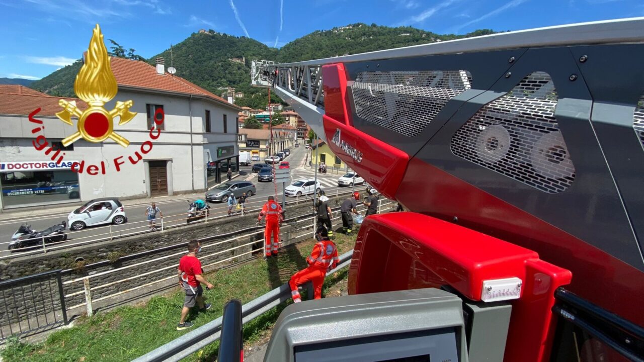 Incidente in via Castelnuovo: giovane in bici precipita nel letto del Cosia