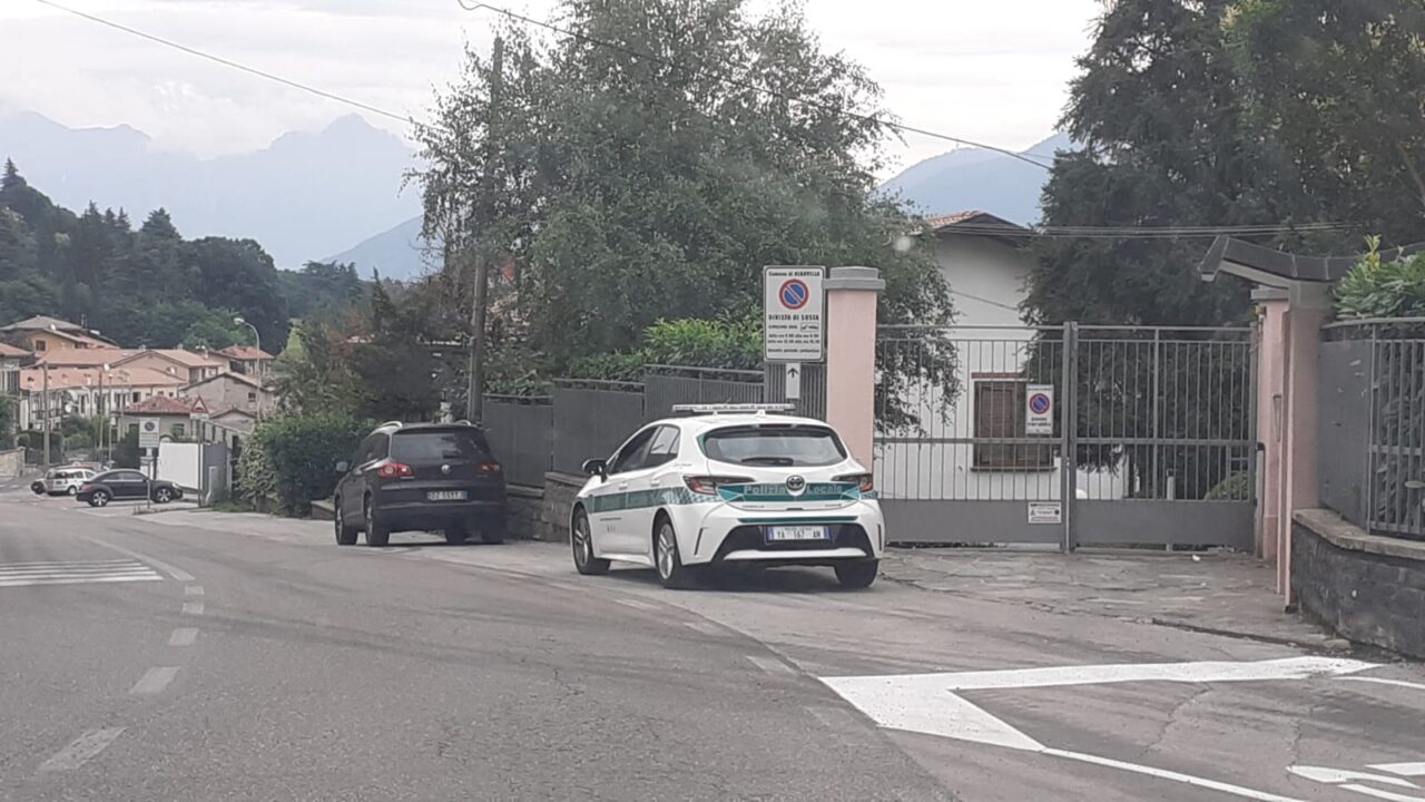 Anziano cade a terra, soccorso dall’ambulanza