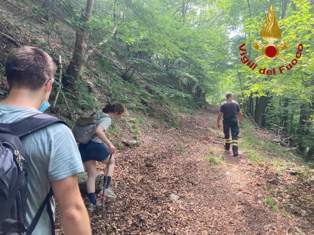 Turisti tedeschi si perdono nel bosco di Brunate, recuperati dai Vigili del fuoco