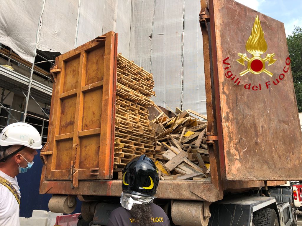 Infortunio sul lavoro a Como: autista cade dal container, è grave