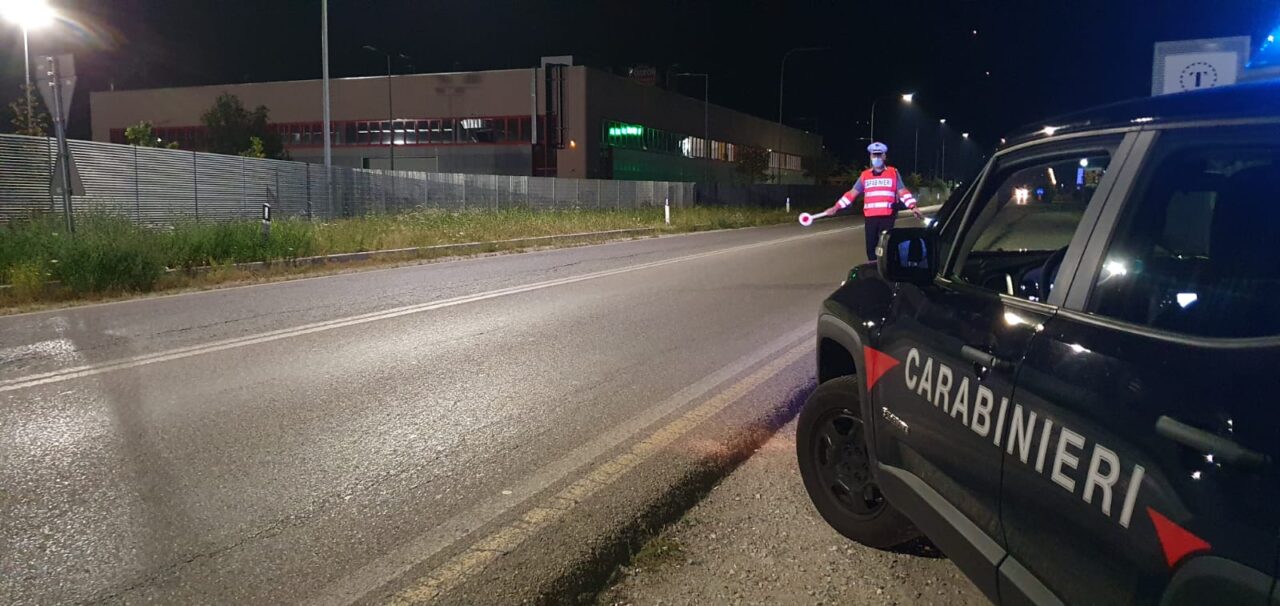 Aggrediscono un uomo con i cocci di una bottiglia per rapinarlo: denunciati un 26enne e un 20enne