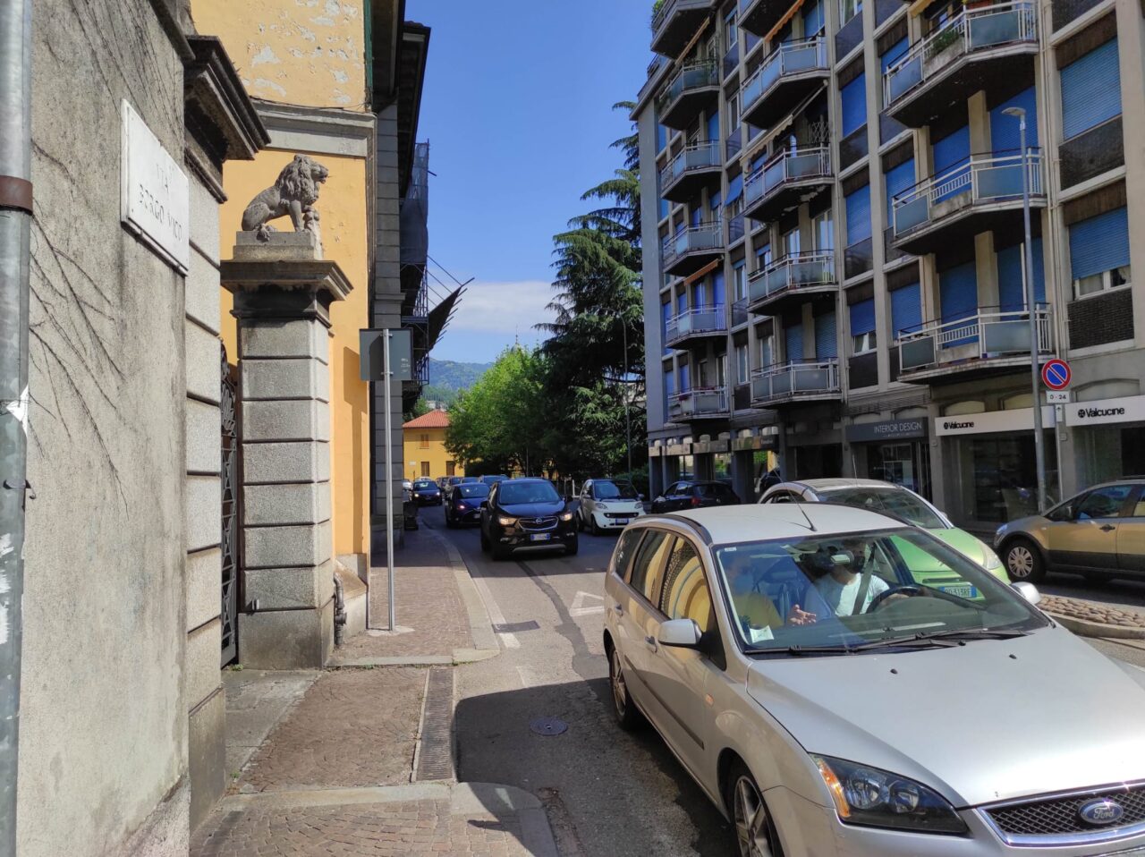 Quasi due mesi di cantiere in via Borgovico: senso unico verso il centro, percorso alternativo per chi esce dalla città
