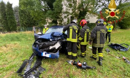 Incidente a Erba: una persona estratta dalle lamiere dell'auto distrutta