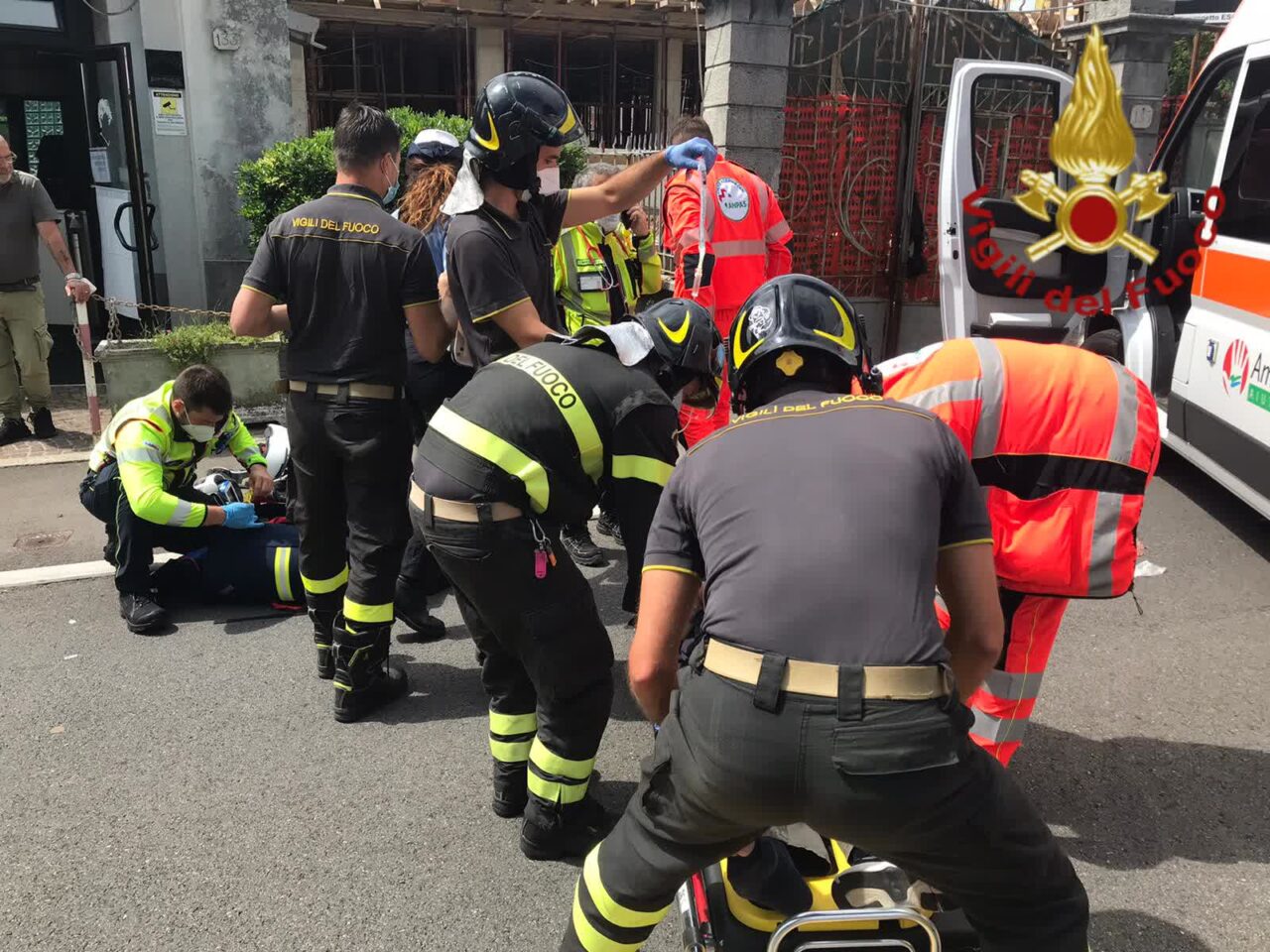 Incidente in Varesina, scontro tra moto e bici: due feriti