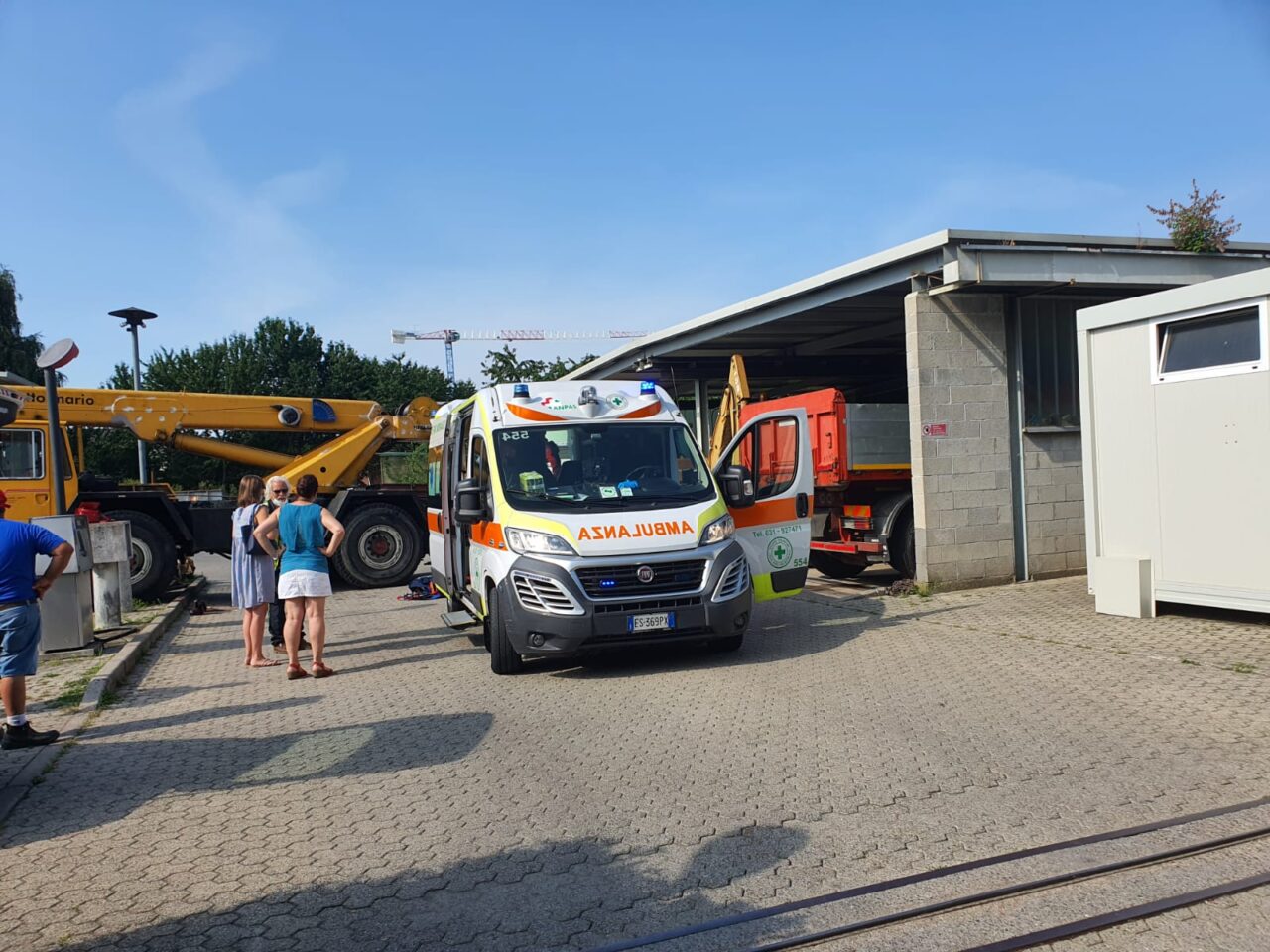 Infortunio sul lavoro a Fino Mornasco, soccorso un uomo