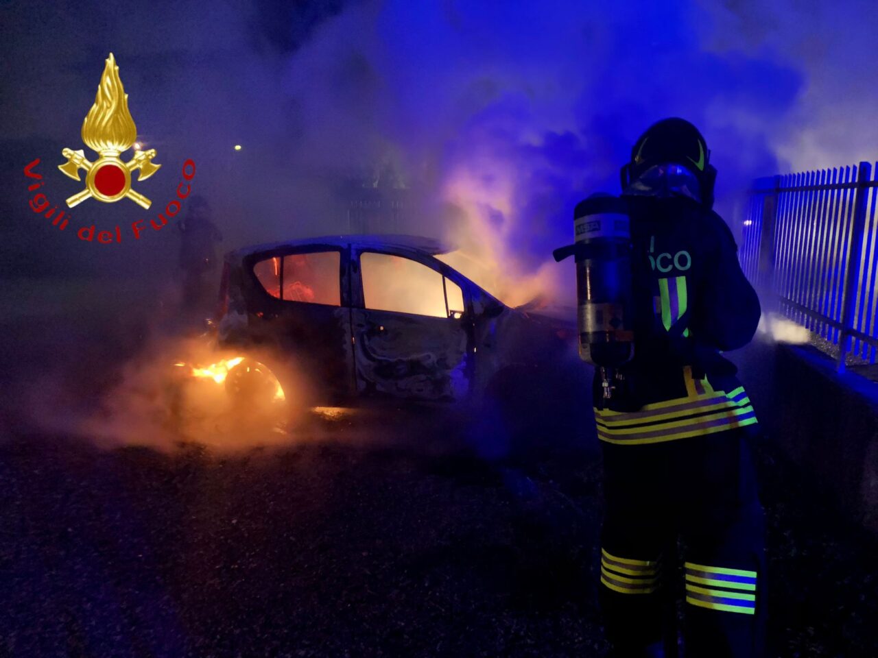 Auto in fiamme a Carugo SIRENE DI NOTTE