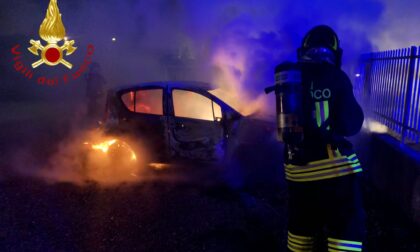 Auto in fiamme a Carugo SIRENE DI NOTTE