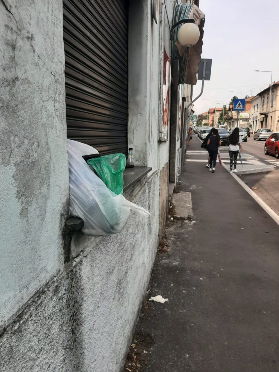 Via Varesina, ancora rifiuti abbandonati: divelto il cestino alla fermata del bus