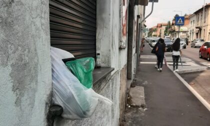 Via Varesina, ancora rifiuti abbandonati: divelto il cestino alla fermata del bus