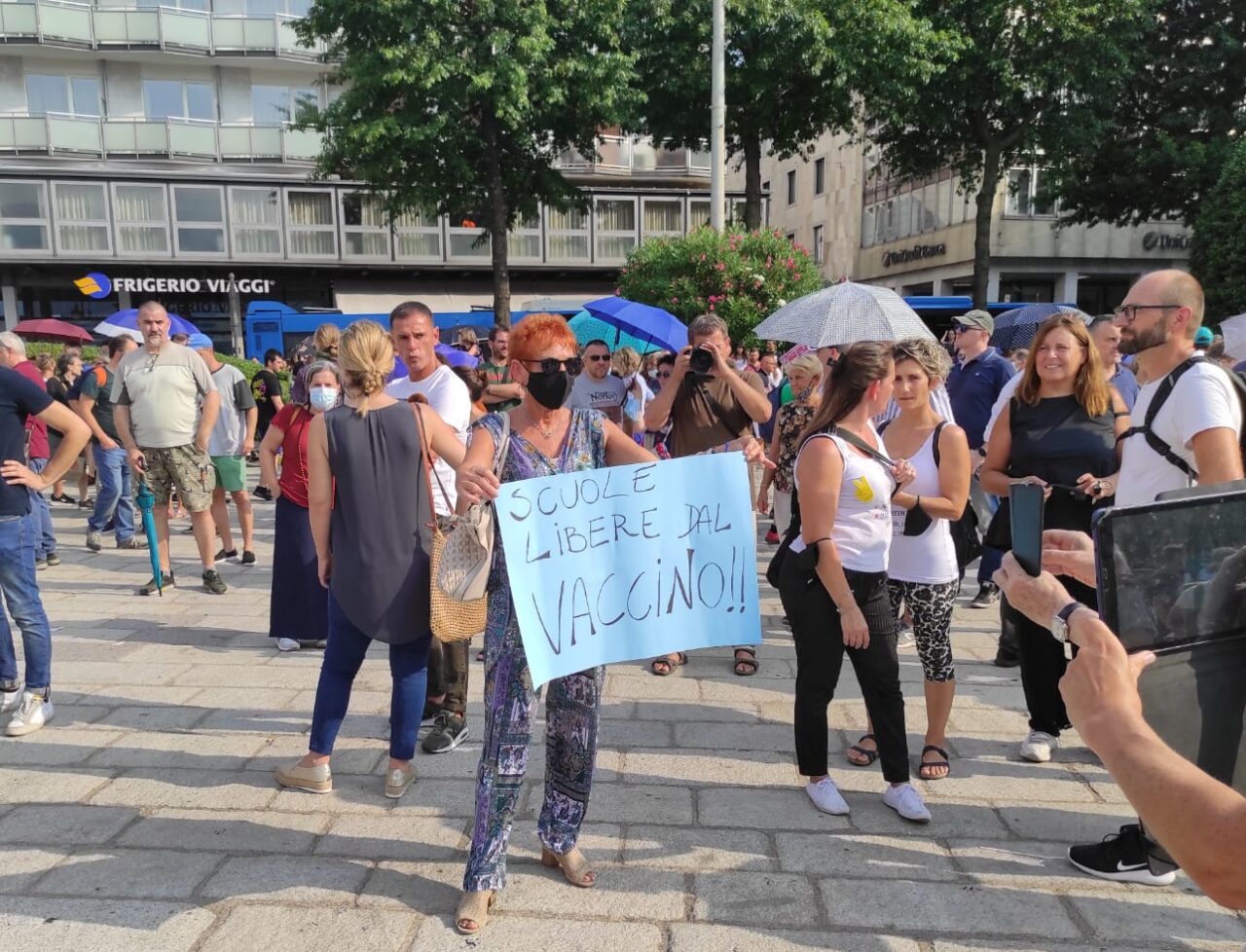 Manifestazione non autorizzata contro il Green Pass a Como: più di 500 in corteo da piazza Cavour a piazza Duomo