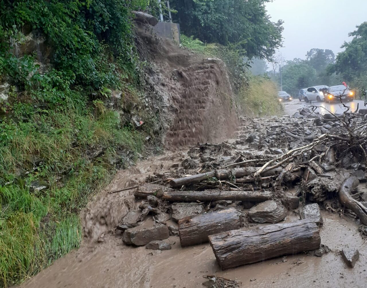Maltempo sul lago: fango e alberi in strada tra Argegno e Schignano