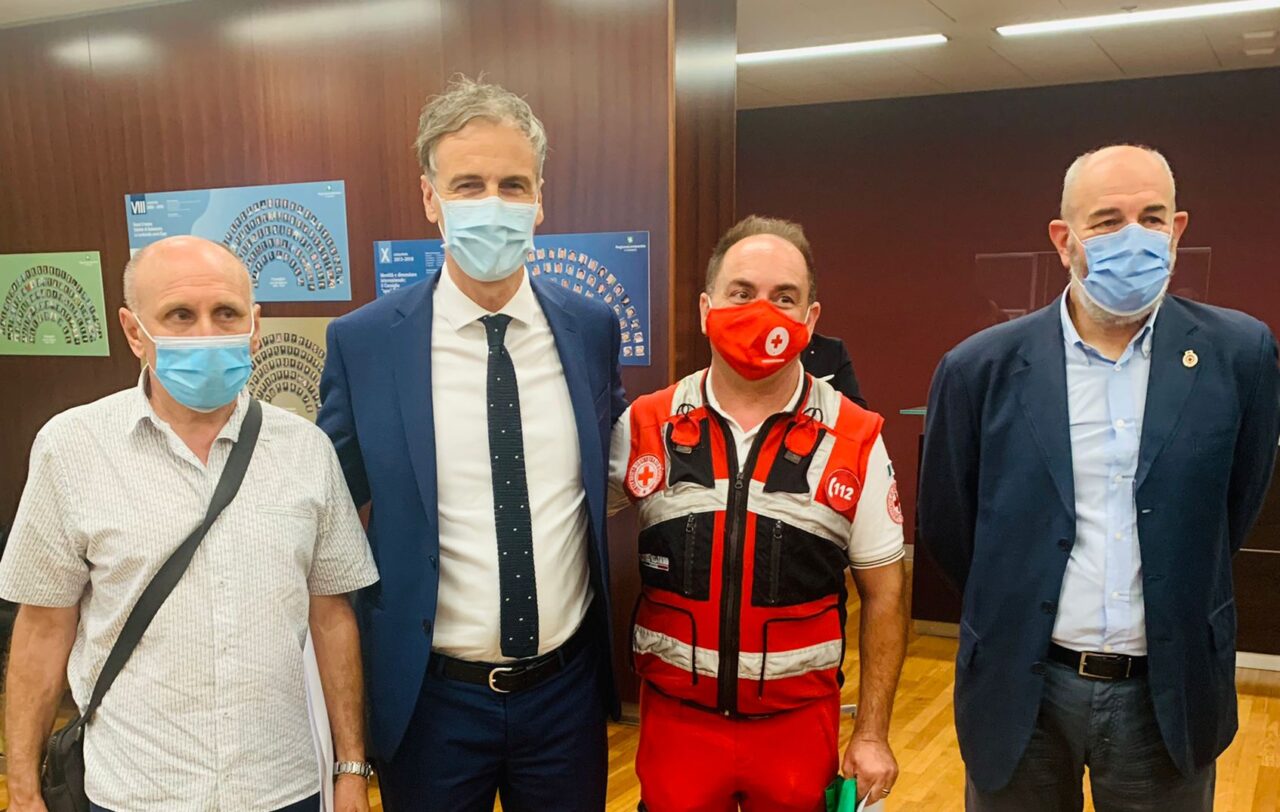 Autobus in fiamme a Fiumelatte: premiati da Regione Lombardia l’autista e l’animatore eroi