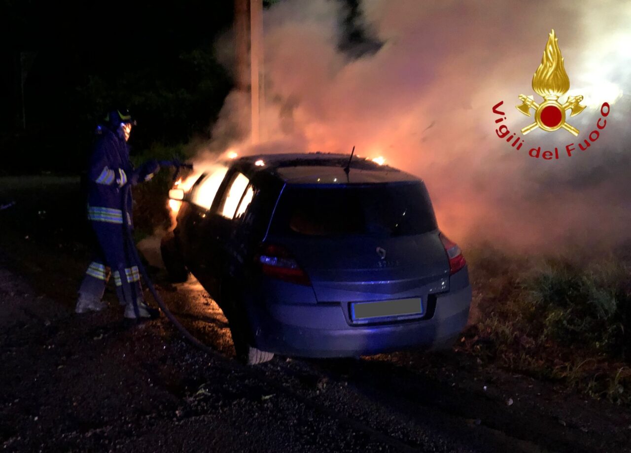 Finisce contro un palo della luce e l’auto prende fuoco: ferito un 25enne