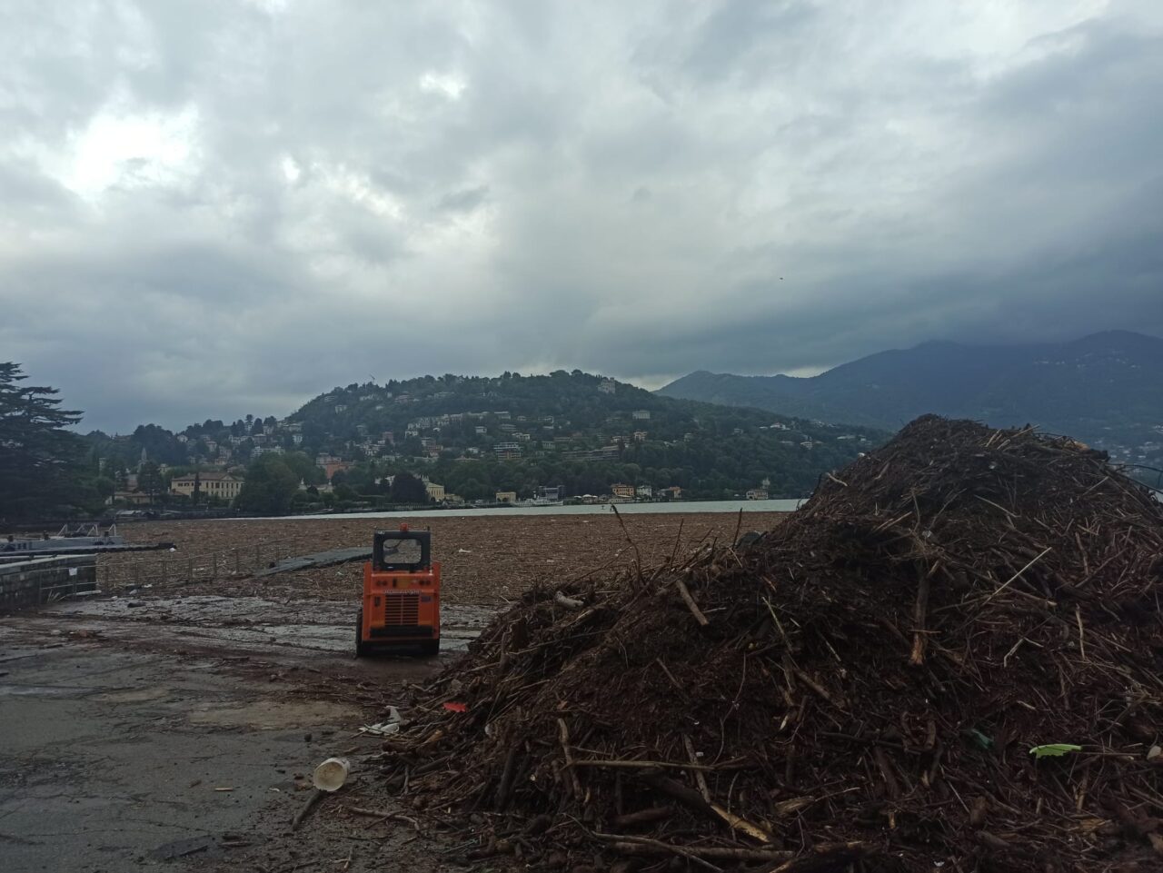 La marea di detriti nel lago, il battello spazzino non ce la fa. La Prefettura: “In arrivo altri tre mezzi”