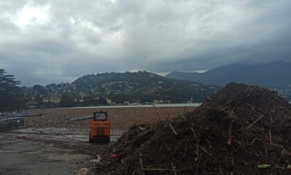 La marea di detriti nel lago, il battello spazzino non ce la fa. La Prefettura: "In arrivo altri tre mezzi"