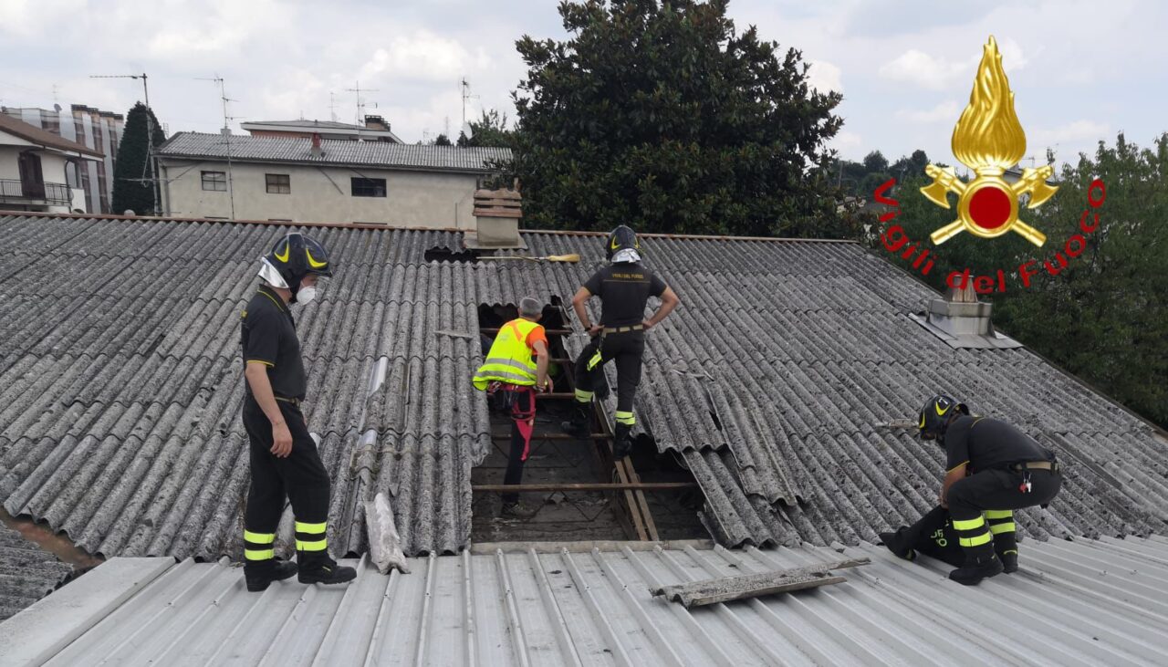 Sale sul tetto del capannone per sistemare un’infiltrazione: 80enne precipita e muore