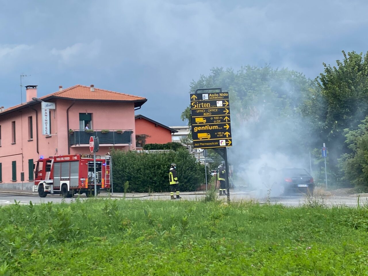 Auto in fiamme a bordo strada a Villa Guardia: intervento dei Vigili del Fuoco
