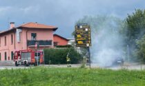 Auto in fiamme a bordo strada a Villa Guardia: intervento dei Vigili del Fuoco