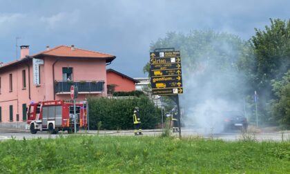 Auto in fiamme a bordo strada a Villa Guardia: intervento dei Vigili del Fuoco