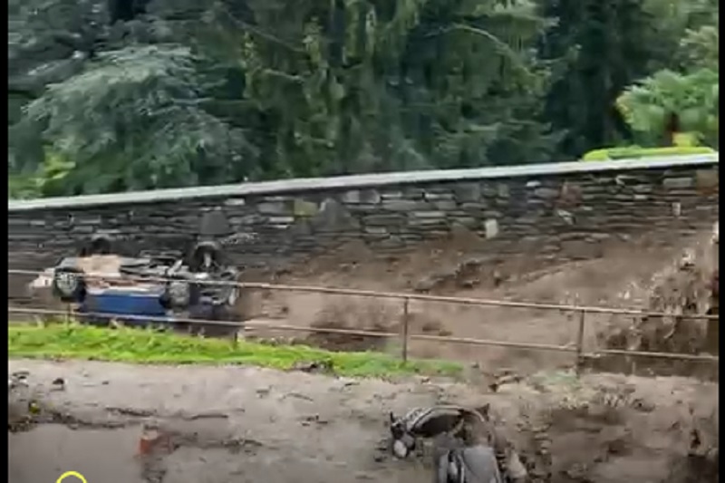 Terrore a Rovenna: acqua e fango travolgono le auto