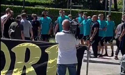 Raduno dell'Inter alla Pinetina: tanti tifosi fuori, la squadra esce a salutarli