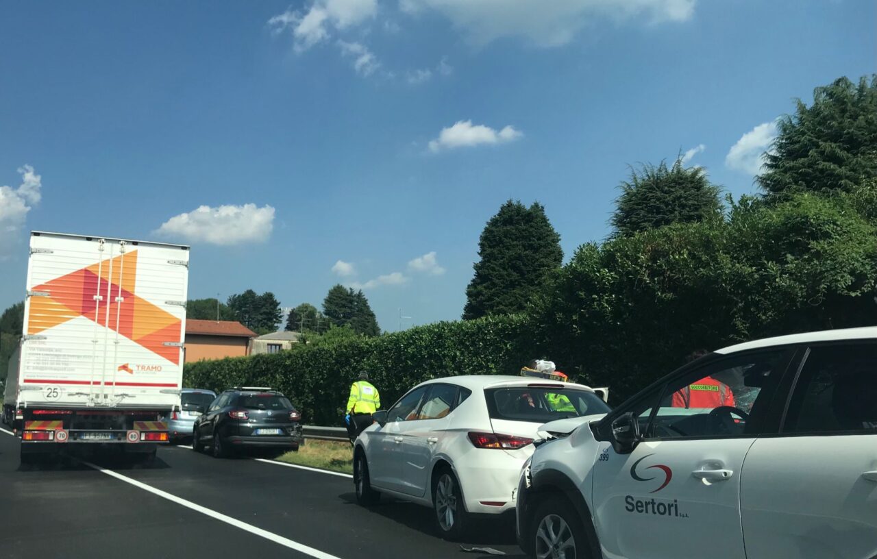 Scontro tra automobili a Carugo