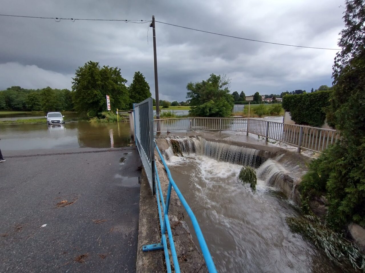Maltempo, esonda la roggia, via Milano chiusa all’altezza della provinciale
