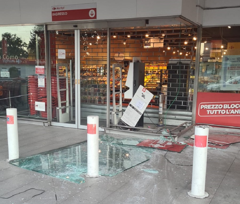 Spaccata al Carrefour di Lazzago: sradicano il bancomat agganciandolo a un furgone