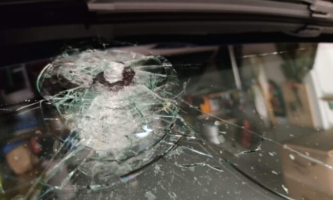 Sassi dal cavalcavia dell’A9, auto colpita e tragedia sfiorata per un comasco