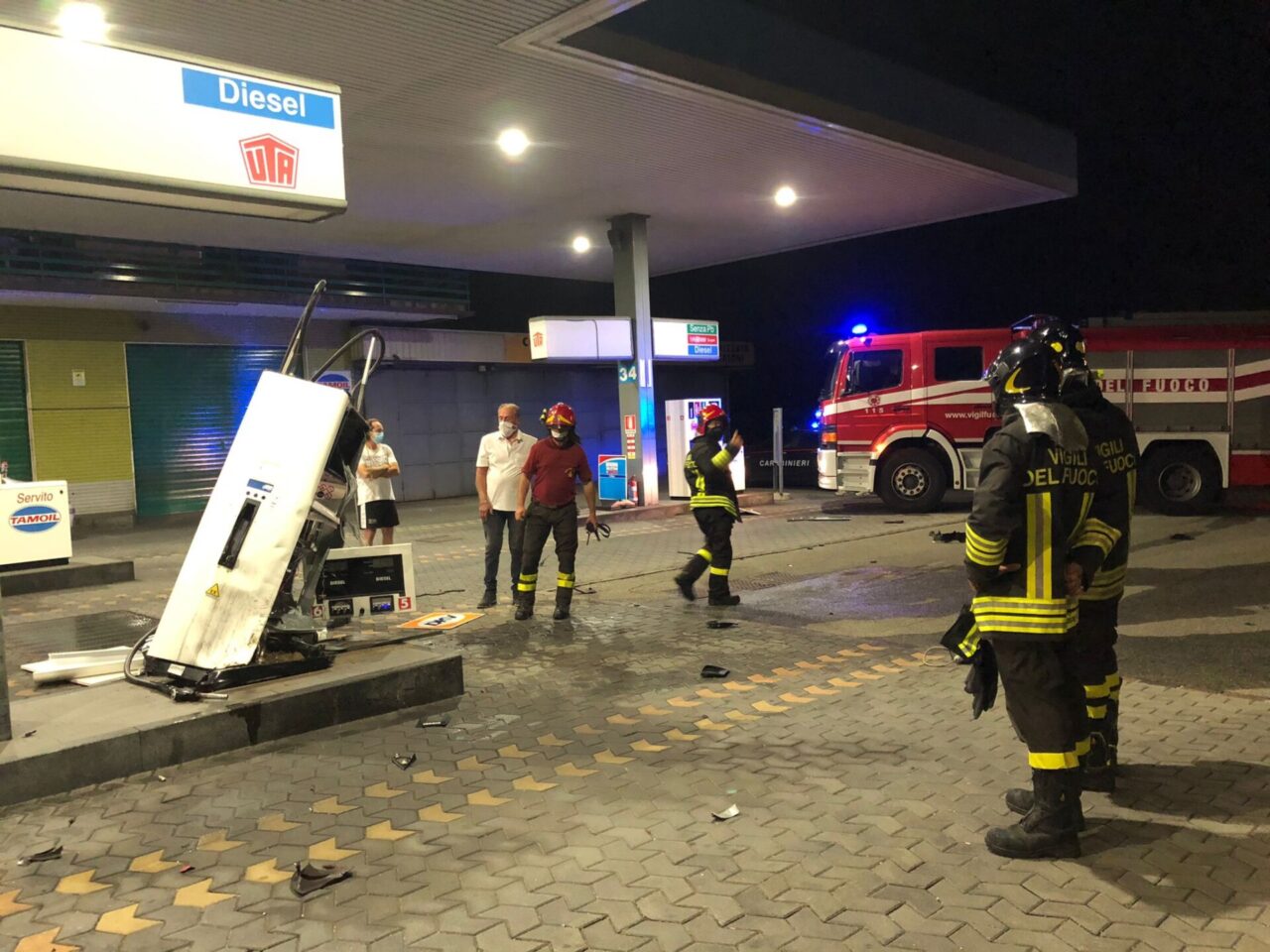 Incidente sulla Briantea: auto finisce fuori strada e travolge la pompa di gasolio