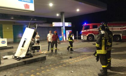 Incidente sulla Briantea: auto finisce fuori strada e travolge la pompa di gasolio