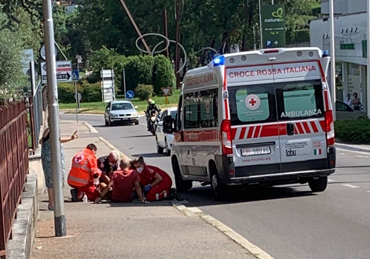 Cade in moto a Cantù: soccorso un anziano