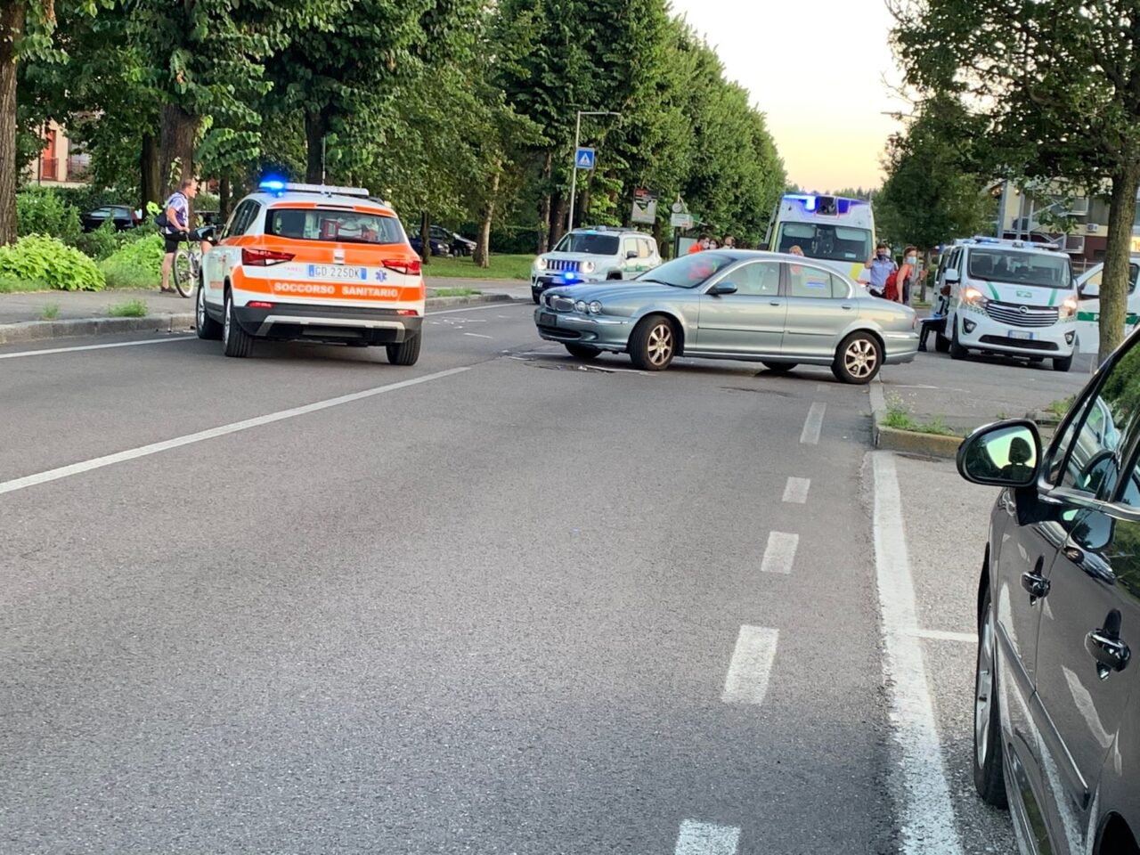 Scontro tra auto e moto a Cantù