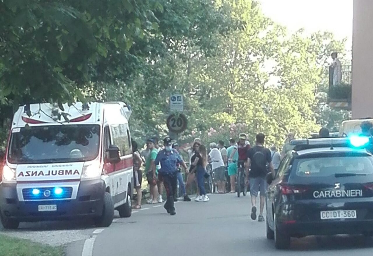 Il tuffo nell’Adda finisce in tragedia: morto un 21enne. Una ragazzina di 13 anni aveva tentato di salvarlo