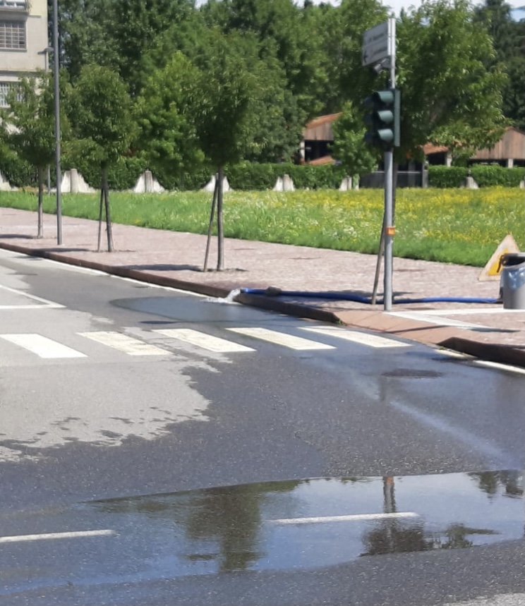 Acqua pompata da piazza Italia e sversata su via Roncoroni