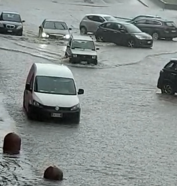 Esonda il torrente, CenterVill allagato a Villa Guardia