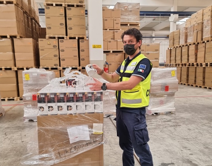 Sequestrate 1700 tazze in porcellana