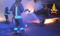 Auto in fiamme a Vertemate con Minoprio: due squadre di pompieri per spegnere il rogo